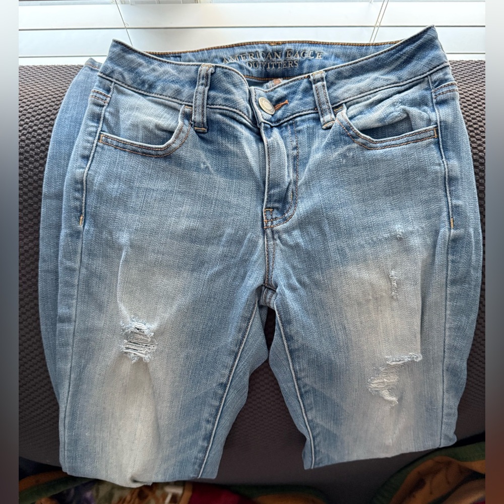 American Eagle Outfitters Light Wash Distressed JEGGING Jeans Size 2